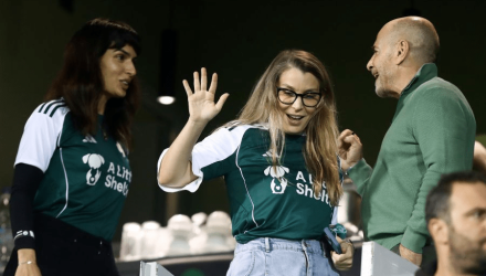 Η ηθοποιός Τόνια Σωτηροπούλου με πράσινη φανέλα τα έλεγε με τον Γιάννη Αλαφούζο