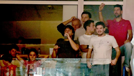 Έτοιμος να κατέβει στο παρκέ - Σόου Τζόκοβιτς στο παιχνίδι του Ερυθρού Αστέρα με τη Μονακό (video)