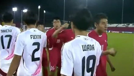 Σάλος με παίκτες της Β. Κορέας να ρίχνουν γροθιές αντί για χειραψίες σε Ιάπωνες αντιπάλους (video)