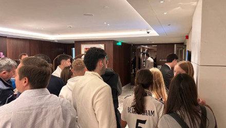 Κόσμος έχει συγκεντρωθεί έξω από το ξενοδοχείο που θα μείνει η Ρεάλ (video)