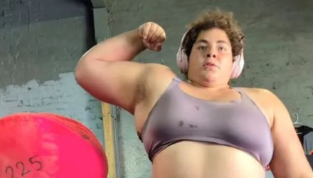 Αφαιρέθηκε ο τίτλος από την πιο δυνατή γυναίκα στον κόσμο επειδή είναι άνδρας (photos)