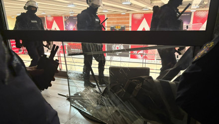 Χάος μετά την αποχώρηση του Ομπράντοβιτς: Σπασμένα τζάμια και φωτοβολίδες στην «Belgrade Arena» (video)