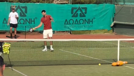 Ο Τζόκοβιτς έπαιξε τένις στο Καβούρι με τηγάνι! (video)