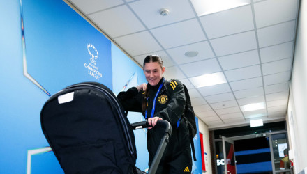 Με το μωρό στη δουλειά - Ακόμα κι είναι στα αποδυτήρια για να παίξεις σε έναν αγώνα Champions League