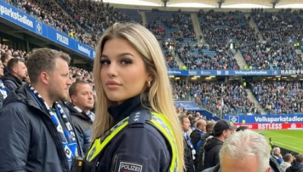 Εντυπωσιακή αστυνομικός έβαλε «φωτιά» σε γήπεδο στο Αμβούργο - Τη φωτογράφιζαν οπαδοί (photos)