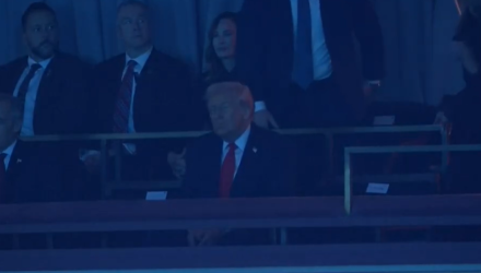 Η Μελάνια άργησε να πάει στην κλήρωση του Μουντιάλ - Το βλέμμα του Τραμπ (video)