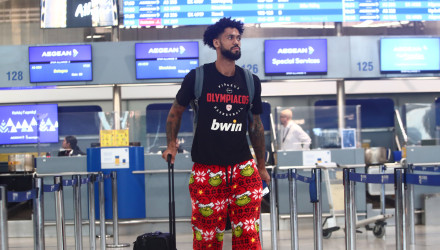 Ο Ντόρσεϊ αδιαφόρησε για το dress code που συστήνει ο Ολυμπιακός και επέλεξε... Grinch (photos)