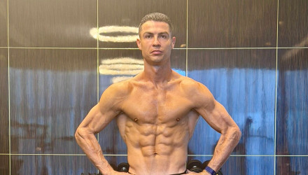 «Φέτες» στα 40 - Ο Κριστιάνο Ρονάλντο ποζάρει ημίγυμνος μετά τη σάουνα το καλογυμνασμένο σώμα του