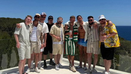 Ο Γκρίλις ξεκίνησε για χριστουγεννιάτικο τραπέζι και κατέληξε σε στριπτιτζάδικο