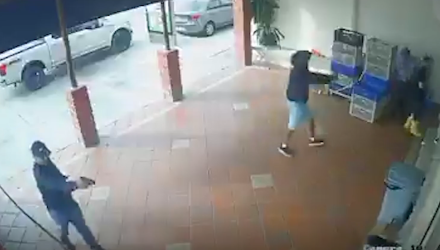 Σκληρές εικόνες - Η στιγμή που οι δράστες ανοίγουν πυρ και δολοφονούν τον Πινέιδα (video)