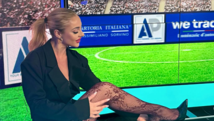 Το τολμηρό outfit της αθλητικής δημοσιογράφου προκάλεσε παραλήρημα - Πολλοί σχολίασαν ότι ήταν... ακατάλληλο (photos)