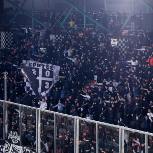 Οπαδοί του ΟΦΗ περίμεναν την αποστολή στο αεροδρόμιο για να αποδοκιμάσουν τους παίκτες