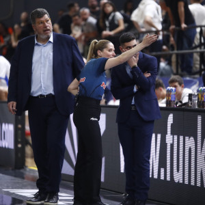 Πρόστιμο και απαγόρευση εισόδου στα γήπεδα για 2 χρόνια στον οπαδό που πέταξε καρεκλάκι στο Πανιώνιος – Ολυμπιακός