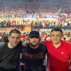 Ο Τσάκος τζούνιορ είναι ο πιο… θερμός «ερυθρόλευκος» - Στο πλευρό του παππού τη μέρα των ανακοινώσεων του Ολυμπιακού