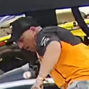 Άνδρας έκλεψε τιμόνι από μονοθέσιο της Formula 1, φορώντας μπλούζα McLaren (video)
