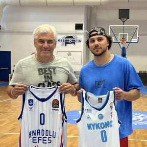 Στην Μύκονο και όχι για να... παρτάρει ο Λάρκιν, που χαλαρώνει σουτάροντας πριν το EuroBasket