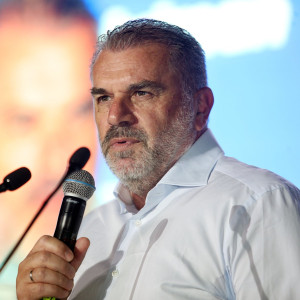 Η Super League βράβευσε τον Άγγελο Ποστέκογλου: «Να σας κάνω υπερήφανους, την Ελλάδα και την Αυστραλία»