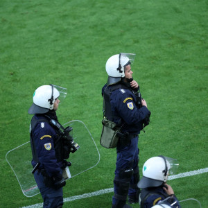 Οπαδοί της ΑΕΚ επιτέθηκαν στα ΜΑΤ στη Νέα Φιλαδέλφεια - Τραυματίες αστυνομικοί