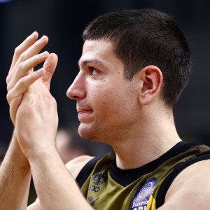 Φλιώνης για το νέο συμβόλαιο με την ΑΕΚ Betsson: «Τιμή που αποτελώ μέλος αυτής της οικογένειας»