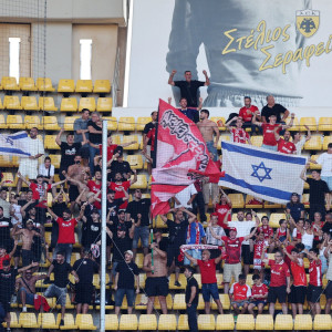 Σημαίες της χώρας τους σήκωσαν οι Ισραηλινοί οπαδοί μπαίνοντας στην Opap Arena