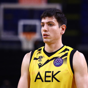 Επίσημο: Φλιώνης τριετίας στην ΑΕΚ Betsson