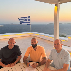 Το... πονηρό χαμόγελο του Shrek: Η πρώτη ανάρτηση του Φουρνιέ μετά την επέκταση συμβολαίου
