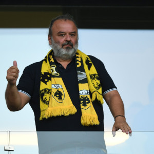 Με κασκόλ της ΑΕΚ ο Μάριος Ηλιόπουλος στην Ουγγαρία για το ματς με τη Χάποελ