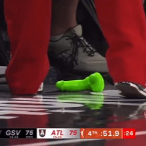 Αδιανόητο: Θεατής πέταξε sexy toy σε αγώνα του WNBA! (video)