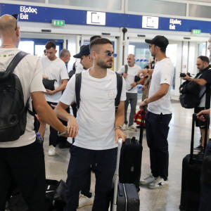 Το… παρεάκι της πτήσης της ΑΕΚ από την Γιουγκοσλαβία
