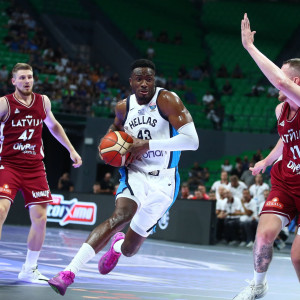 Το «αεροπλανικό» buzzer beater του Θανάση Αντετοκούνμπο στο πρώτο δεκάλεπτο (video)