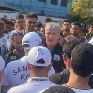 Σε έξαλλη κατάσταση οι οπαδοί της Σάντος -  Εισέβαλλαν στο προπονητικό κέντρο (video)