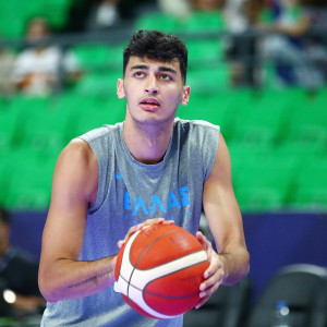 FIBA για Σαμοντούροφ: «Μπορεί να κάνει τη διαφορά σε πολλά επίπεδα»