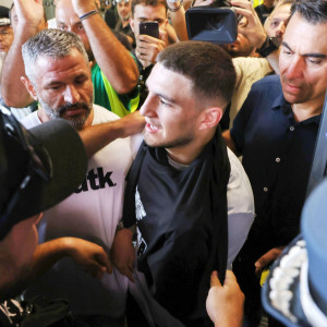 Τρέλα στο αεροδρόμιο από οπαδούς του ΠΑΟΚ στην υποδοχή του Ζαφείρη (video)