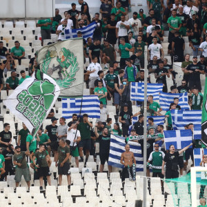 Γεμάτο με ελληνικές σημαίες το «πέταλο» των οργανωμένων στο ΟΑΚΑ (pics)