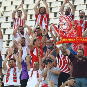 Η όμορφη κίνηση σεβασμού των φίλων της Σαμσουνσπόρ μετά την λήξη του αγώνα στο ΟΑΚΑ (video)