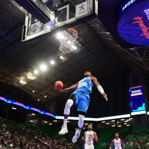 «Antetokounmpo airlines»: Ο Γιάννης... κατεδάφισε το γαλλικό καλάθι και τρέλανε το γήπεδο (video)