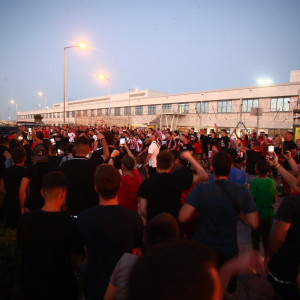 «Κοκκινίζει» το αεροδρόμιο για την άφιξη Ποντένσε (pics)