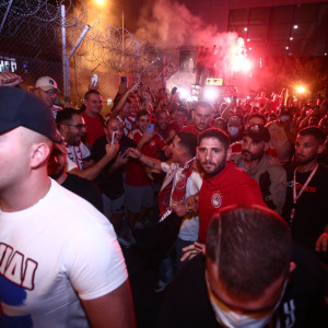 Τρέλα στην άφιξη από 2.000 οπαδούς του Ολυμπιακού στο αεροδρόμιο - «Ποντένσε αλάνι, για πάντα στο λιμάνι!»