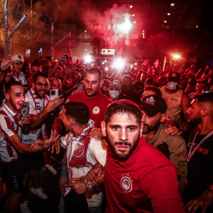 «Κλικς» από την μεγαλειώδη υποδοχή του Ποντένσε από τους φίλους του Ολυμπιακού (pics)