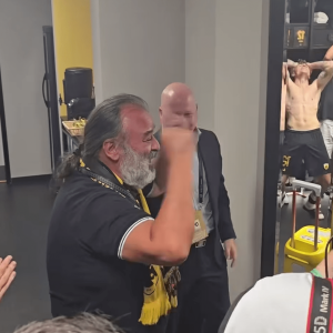 «Ω Σούπερ Μάριο» - Οι παίκτες της ΑΕΚ αποθέωσαν τον Ηλιόπουλο στα αποδυτήρια (video)
