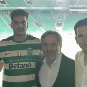 Ο Ιωαννίδης αγκαλιά με τους μάνατζέρ του, Τζόρτζεβιτς και Νινιάδη μετά την μεταγραφή του
