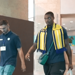 «Πάτησε» Τελ Αβίβ ο Λόνι Γουόκερ για την Μακάμπι: Πλήθος κόσμου στο αεροδρόμιο για την υποδοχή του