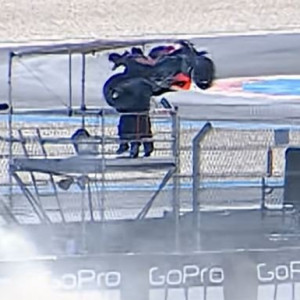 Σοκαριστικό ατύχημα στο Moto GP: Οδηγός παραλίγο να σκοτώσει κάμεραμαν