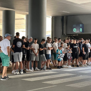 Μαζεύεται κόσμος στο αεροδρόμιο για τον Ζαφείρη (video)