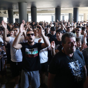 Χαμός στο αεροδρόμιο με οπαδούς του ΠΑΟΚ που περιμένουν τον Ζαφείρη (video)