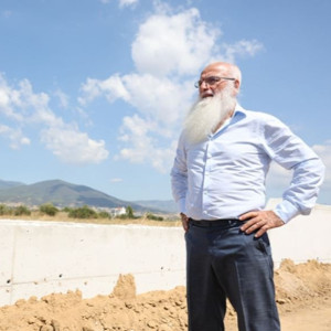 Ο Ιβάν Σαββίδης στο χώρο που θα γίνει το αθλητικό κέντρο του ΠΑΟΚ