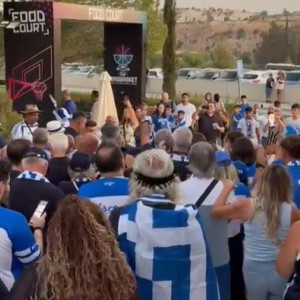 Δυναμική παρουσία φίλων της Εθνικής στο «Στέλιος Κυπριανού» (video)