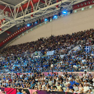 Πάντα δίπλα στο πλευρό της Εθνικής: Εκπληκτική ατμόσφαιρα στο «Σπύρος Κυπριανού» για τη γαλανόλευκη
