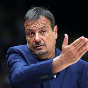 Ο Αταμάν είναι στην Xiaomi Arena, παρακολουθεί το Ελλάδα - Ισραήλ και... κρατάει σημειώσεις