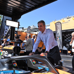 Το μονοθέσιο της McLaren τράβηξε το ενδιαφέρον του Μητσοτάκη: «Εγώ αν μπω εδώ δεν θα ξαναβγώ ε;» (video)